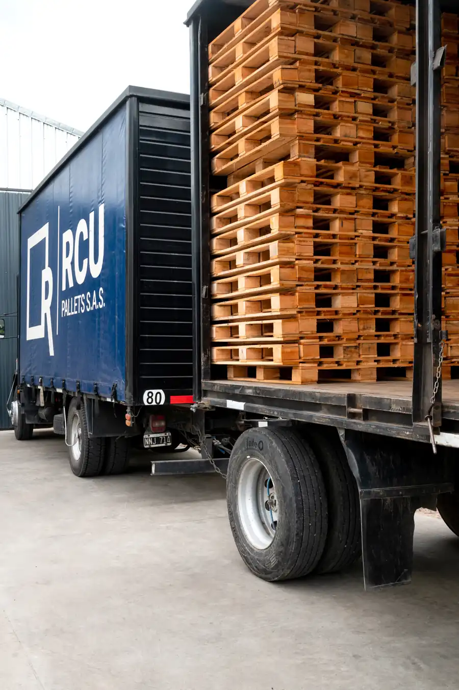 Camión de la flota propia cargado con pallets